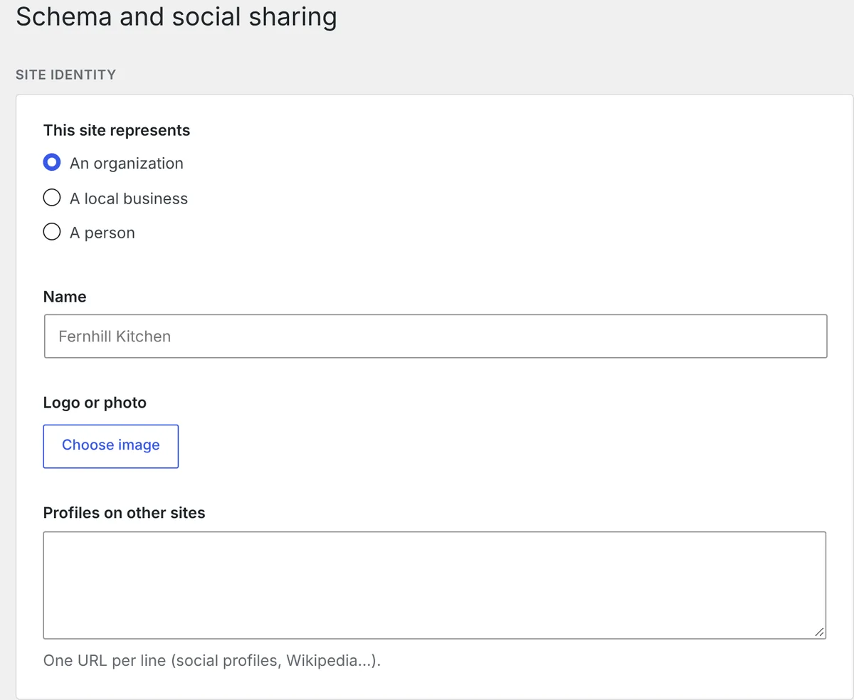 EasyRankly, Schema and social sharing: the site represents an organization, a local business or a person, with its name, logo and profiles on other sites